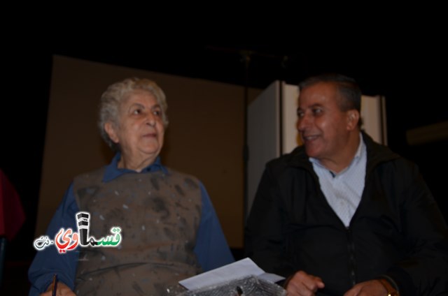 فيديو: كفرقاسم ورئيسها عادل بدير يكرمون الفنانة سامية حلبي على توثيقها لمجزرة كفرقاسم